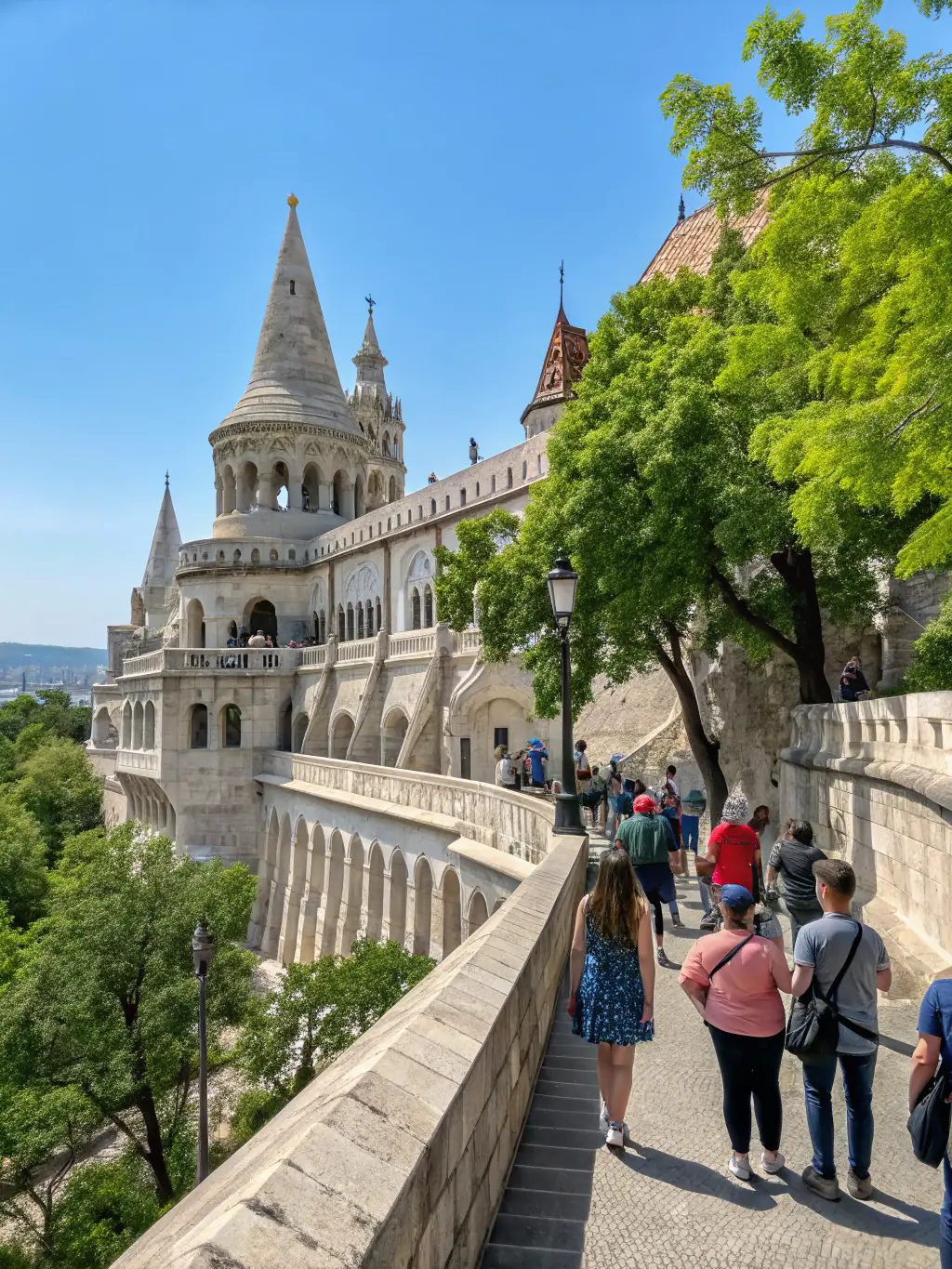 A photograph of a guided tour group exploring the architecture and history of Château de Couëllan, led by a knowledgeable guide from ASCE COUELLAN.